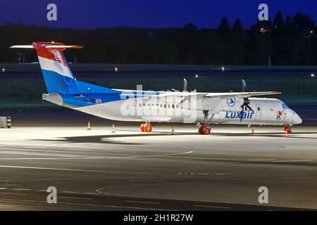 Findel, Luxembourg - 23 juin 2020 : avion Luxair Bombardier DHC-8-400 à l'aéroport Findel (lux) de Luxembourg. Banque D'Images