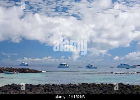 Bateaux de croisière ancrés dans l'océan Pacifique à Punta Suarez, sur l'île d'Espanola, dans les îles Galapagos. Banque D'Images