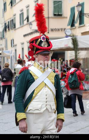 L'île italienne où Napoléon fut envoyé en exil en 1814 marqua le 200e anniversaire de l'arrivée de l'empereur dimanche avec une reconstitution par e Banque D'Images