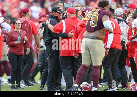 Dimanche 17 octobre 2021 ; Landover, MD,États-Unis; Ron Rivera, entraîneur-chef de l'équipe de football de Washington, félicite Andy Reid AFT, entraîneur-chef des chefs de Kansas City Banque D'Images