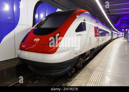 Zurich, Suisse - 22 juillet 2020 : train interurbain à l'aéroport de Zurich (ZRH) en Suisse. Banque D'Images