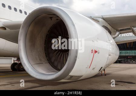 Zurich, Suisse - 22 juillet 2020 : moteur d'avion suisse Airbus A330-300 Rolls-Royce Trent RB211 à l'aéroport de Zurich (ZRH) en Suisse. Banque D'Images