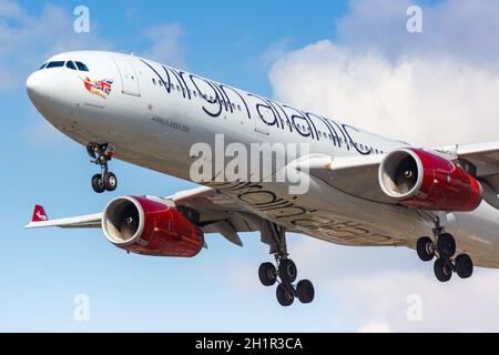 Londres, Royaume-Uni - 31 juillet 2018 : avion Airbus A330-300 Virgin Atlantic à l'aéroport de Londres Heathrow (LHR) au Royaume-Uni. Banque D'Images