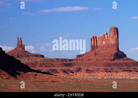 Roi sur son trône, Stagecoach, et les formations rocheuses du château, nation Navajo, frontière Utah/Arizona, États-Unis. Banque D'Images