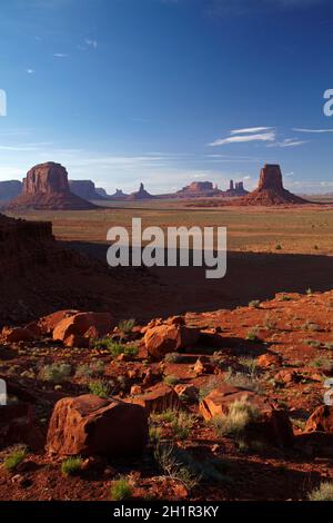 Merrick Butte (à gauche) et à l'Est Mitten (à droite), Monument Valley, Navajo Nation, Arizona/Utah, États-Unis Frontière Banque D'Images