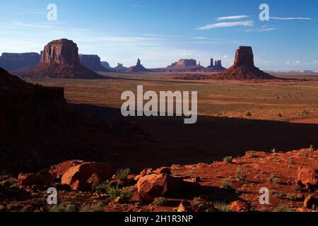 Merrick Butte (à gauche) et à l'Est Mitten (à droite), Monument Valley, Navajo Nation, Arizona/Utah, États-Unis Frontière Banque D'Images