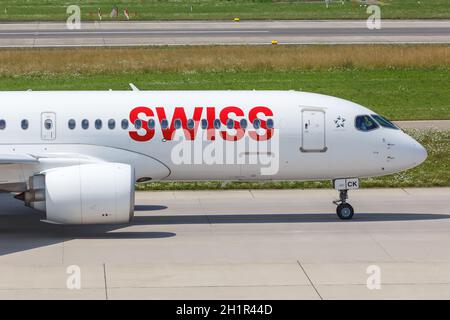 Zurich, Suisse - 22 juillet 2020 : avion suisse Airbus A220-300 à l'aéroport de Zurich en Suisse. Banque D'Images