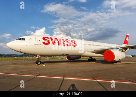 Zurich, Suisse - 22 juillet 2020 : avion suisse Airbus A330-300 à l'aéroport de Zurich en Suisse. Banque D'Images