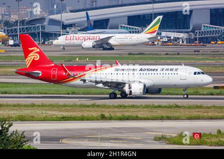 Guangzhou, Chine - 24 septembre 2019 : avion Airbus A320 de Shenzhen Airlines à l'aéroport de Guangzhou Baiyun en Chine. Banque D'Images