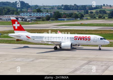 Zurich, Suisse - 22 juillet 2020 : avion suisse Airbus A220-300 à l'aéroport de Zurich en Suisse. Banque D'Images