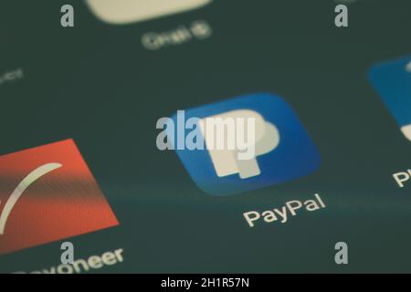 Bucarest, Roumanie - 13 décembre 2020 : image éditoriale de l'application mobile Paypal sur un écran de smartphone. Banque D'Images