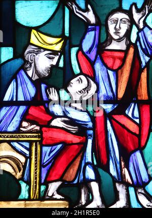 Hannah présentant son fils Samuel au prêtre Eli, vitrail dans basilique de St Vitus à Ellwangen, Allemagne Banque D'Images