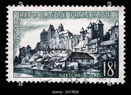 Timbre imprimé en France montre Uzerche, série Tourisme, vers 1955. Banque D'Images