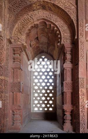 Fenêtre à Alai Minar, complexe de Qutub Minar, Delhi, Inde Banque D'Images