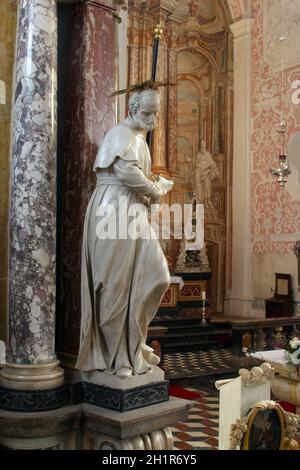 Saint François Regis, statue sur l'autel de Saint Ignace de Loyola dans l'église Sainte Catherine d'Alexandrie à Zagreb, Croatie Banque D'Images