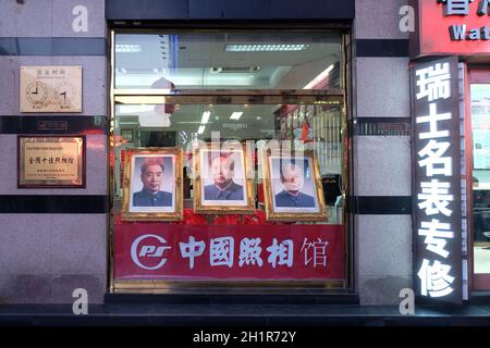 Portraits de trois politiciens chinois célèbres dans une vitrine sur la célèbre rue Wangfujing dans le centre de Pékin, en Chine Banque D'Images