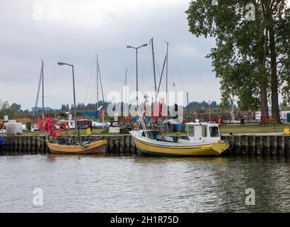 Katy Rybackie, Pologne - 4 septembre 2020 : bateaux de pêche dans le port sur la lagune de Vistule dans le village de Katy Rybackie situé sur la Vistule Spit entre la lagune Banque D'Images