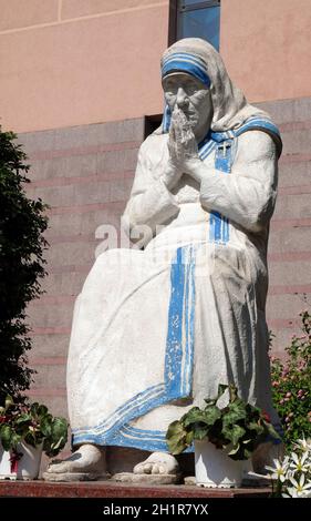 Statue de mère Teresa en face de la cathédrale Saint-Paul à Tirana, Albanie Banque D'Images