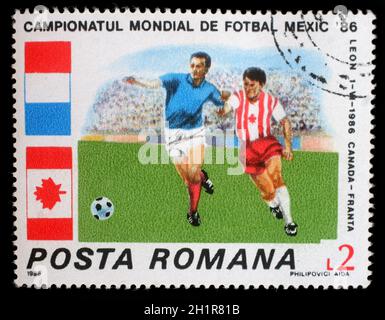 Timbres en Roumanie montre Coupe du Monde de football, Mexique, vers 1986. Banque D'Images