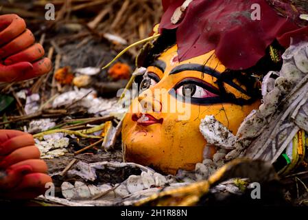 Face de Debi Durga Maa idol dans l'hindouisme dans la rive du fleuve Ganges pendant l'immersion de la déesse Durga Banque D'Images