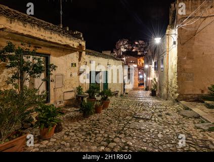 Matera, Italie - 19 septembre 2019 : rue pavée dans le Sassi di Matera un quartier historique de la ville de Matera. Basilicate. Italie Banque D'Images