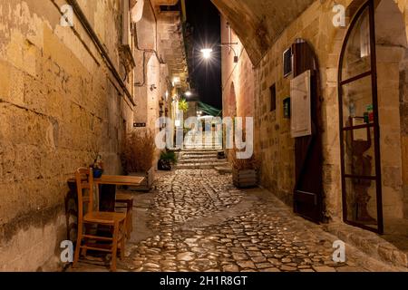 Matera, Italie - 19 septembre 2019 : rue pavée dans le Sassi di Matera un quartier historique de la ville de Matera. Basilicate. Italie Banque D'Images