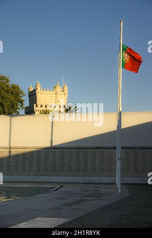 Lisbonne, Portugal - 17 septembre 2006 : liste avec des noms de soldats sur-Combatentes (Ultramar) monument de guerre outre-mer, pavillon du Portugal et de la tour de l'al. Banque D'Images