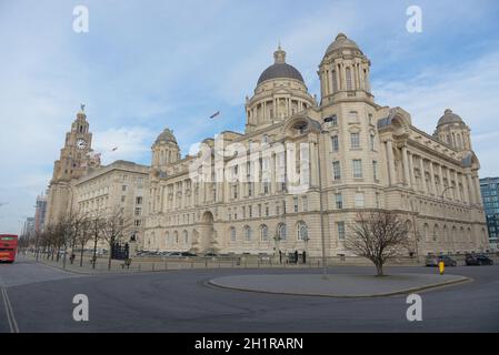 Liverpool, Royaume-Uni, 2 février 2020 : image à angle bas de l'édifice du port de liverpool, de l'édifice royal du foie et de l'édifice Cunard Banque D'Images