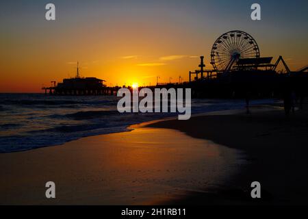 Plage, grande roue et montagnes russes au coucher du soleil, Pacific Park, Santa Monica Pier, Santa Monica, Los Angeles,Californie, États-Unis Banque D'Images