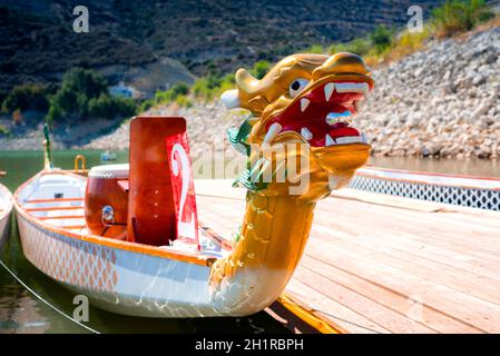 Bateau-dragon de sport garé à la jetée Banque D'Images