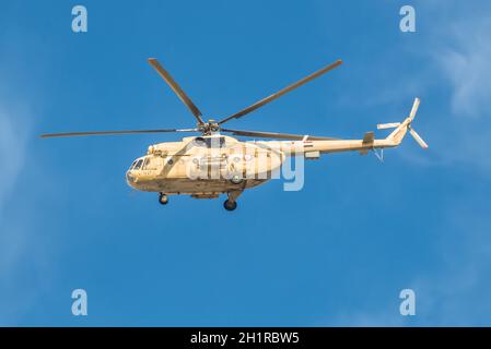 El Qantara, Egypte - Novembre 5, 2017 : un Mil Mi-8 Hip qui patrouille dans le canal de Suez en Égypte. Banque D'Images