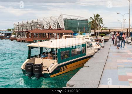 Masculin, Maldives - 21 novembre 2017 : les passagers sont amenés à bord de bateaux à grande vitesse à l'aéroport international Ibrahim Nasir de Malé, Maldives. Banque D'Images