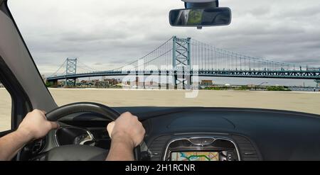 Conduite en voiture vers le pont Benjamin Franklin, site emblématique de Philadelphie, Pennsylvanie, États-Unis Banque D'Images