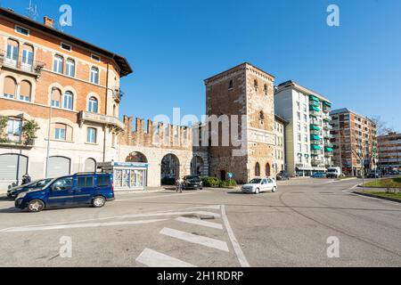 Udine, Italie. 3 mars 2021. Vue panoramique sur l'ancienne porte d'entrée de la ville d'Aquileia dans le centre-ville Banque D'Images