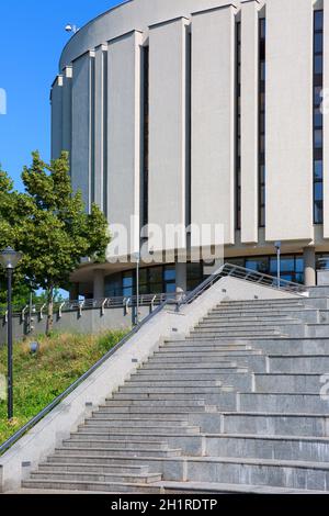 Bydgoszcz, Pologne - 26 juin 2020 : Opéra Nova situé sur la rivière Brda. C'est l'un des bâtiments les plus célèbres et les plus reconnaissables de la ville Banque D'Images