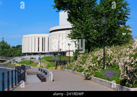 Bydgoszcz, Pologne - 26 juin 2020 : Opéra Nova situé sur la rivière Brda. C'est l'un des bâtiments les plus célèbres et les plus reconnaissables de la ville Banque D'Images