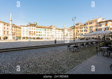 Udine, Italie. 3 mars 2021. Vue panoramique sur la place Giacomo Matteotti dans le centre-ville Banque D'Images