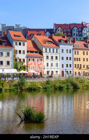 Zgorzelec, Pologne - 22 septembre 2020 : maisons de tenement colorées sur la Nysa Luzycka (Lusatien Neisse), à la frontière entre la Pologne et le germe Banque D'Images