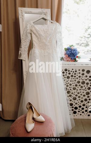 parfaite robe de mariage blanche le jour du mariage Banque D'Images