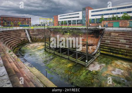Belfast, Irlande du Nord - 27 juin 2017 : la porte de caisson originale Hull n° 50 se trouve à côté de SS Nomadic à Hamilton Dock est la plus ancienne Harland et WOL Banque D'Images