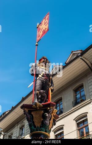 Berne, Suisse - 26 mai 2016 : la fontaine Zahringerbrunnen - Ours guerrier est le mémorial des fondateurs de Berne, a probablement été construite en 1535. Banque D'Images