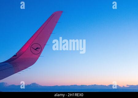 Airbus A320-200 Winglet avec logo Lufthansa Crane devant Sky avec coucher de soleil Banque D'Images