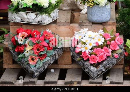 Verkauf von Blumen-Bukett für Gräber auf dem Wiener Zentralfriedhof; Österreich; Europa - Vente de bouquets de fleurs pour tombes à la ce centrale de Vienne Banque D'Images