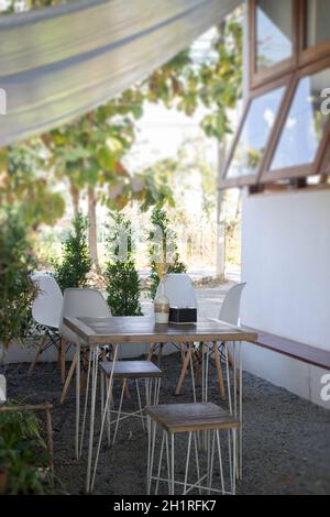 Rafraîchie dans un café minimal, photo de stock Banque D'Images