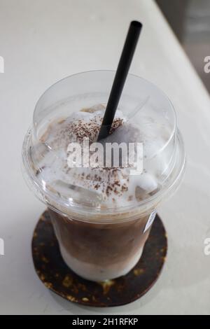 Un verre de café glacé latte avec art, photo de stock Banque D'Images