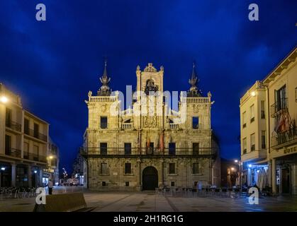 Astorga, Espagne, juillet 2020 - façade de l'hôtel de ville baroque du XVIIe siècle au crépuscule, dans la ville d'Astorga, Espagne Banque D'Images