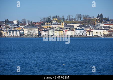 Die Silhouette von Gmunden am Traunsee, Salzkammergut, Oberösterreich, Österreich, Europa - la silhouette de Gmunden sur Traunsee, Salzkammergut, Uppe Banque D'Images