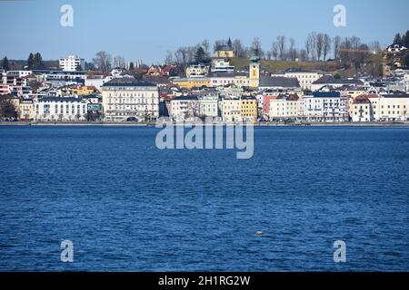 Die Silhouette von Gmunden am Traunsee, Salzkammergut, Oberösterreich, Österreich, Europa - la silhouette de Gmunden sur Traunsee, Salzkammergut, Uppe Banque D'Images