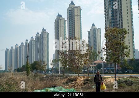 Un villageois âgé se promène devant les propriétés résidentielles d'Evergrande dans le quartier de Wuqing, Tianjin, en Chine.19 octobre 2021 Banque D'Images