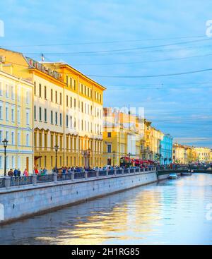 SAINT-PÉTERSBOURG, RUSSIE - 11 JUILLET 2019 : personnes marchant au bord du canal dans la rue de la vieille ville de Saint-Pétersbourg, Russie Banque D'Images